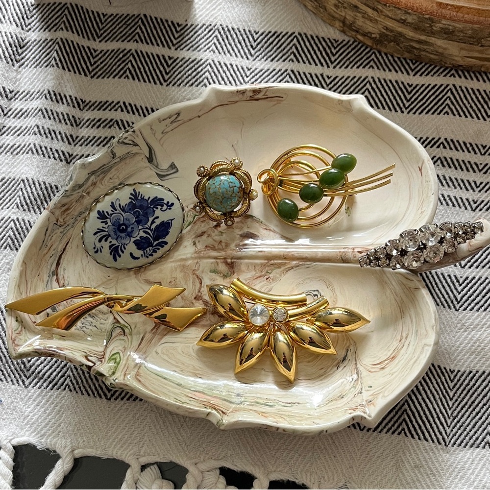Elegant Vintage Brooch Set